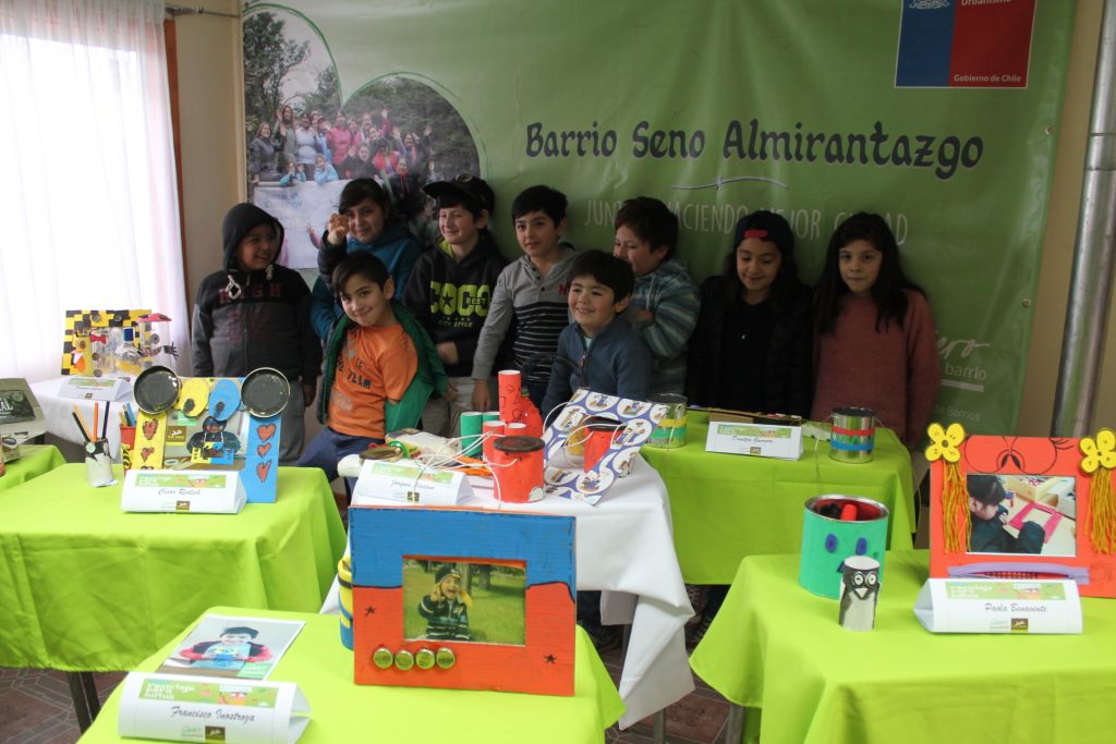 Niños del barrio Seno Almirantazgo desarrollan creativas manualidades con material reciclado2