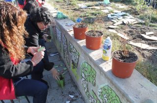 Vecinos de Seno Almirantazgo decoran con mosaicos las jardineras de nueva plazoleta