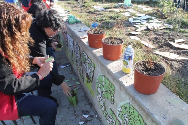 Vecinos de Seno Almirantazgo decoran con mosaicos las jardineras de nueva plazoleta